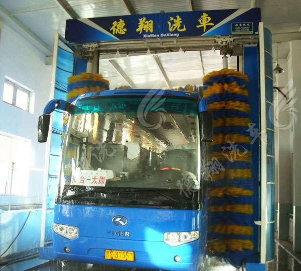 Bus washing machine